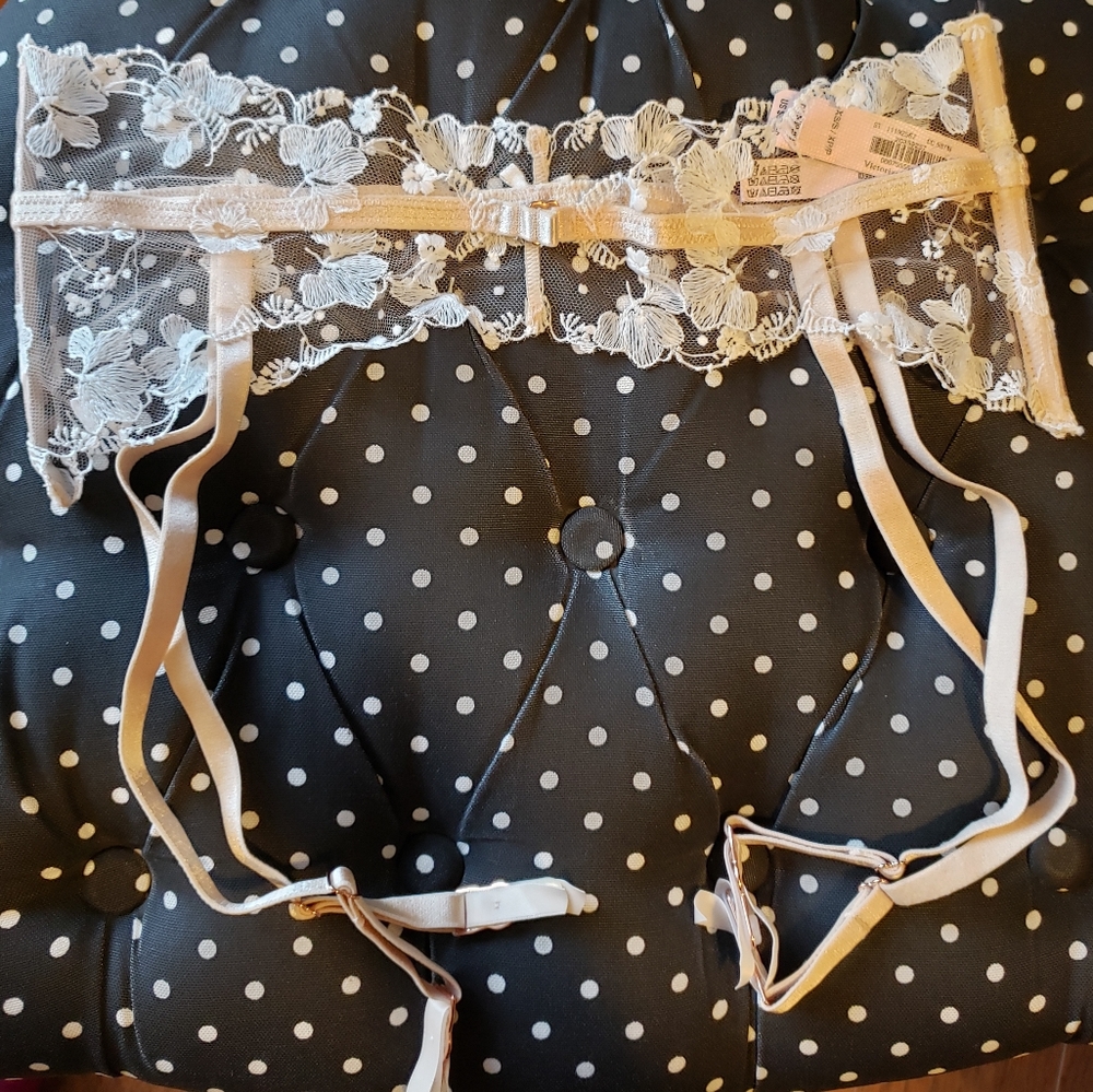 New Victoria's Secret garter belt - Picture 7 of 10